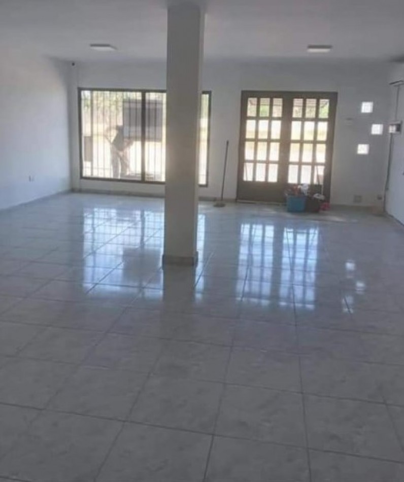  ///ALQUILER COMERCIAL EN PLOTTIER- EXCELENTE ZONA COMERCIAL. Medidor de LUz y Gas. Impuestos de EPAS para L.Comecial al dia. 