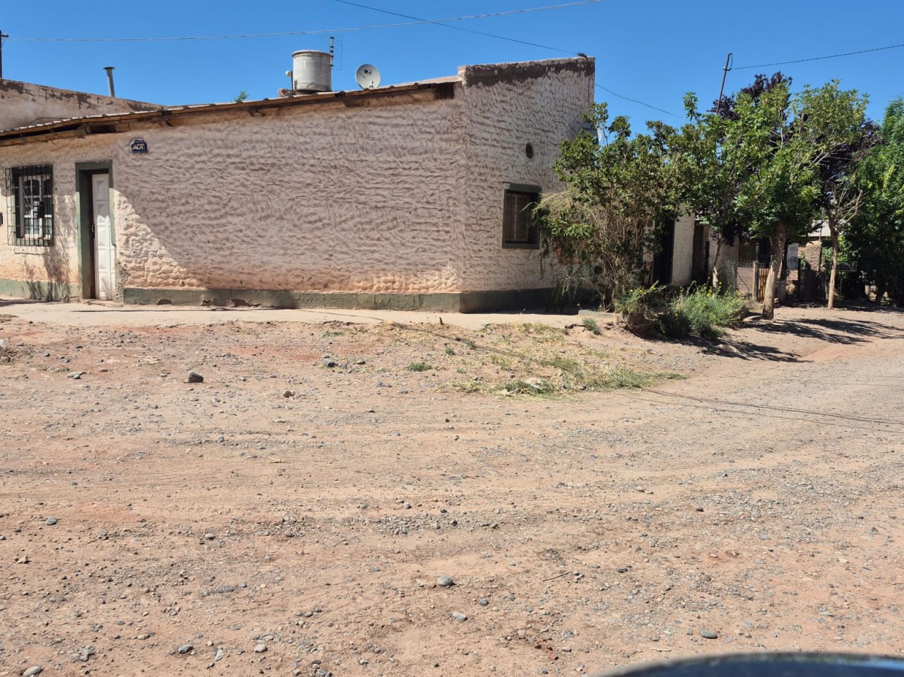 Casa en AÑELO en excelente terreno en esquina.