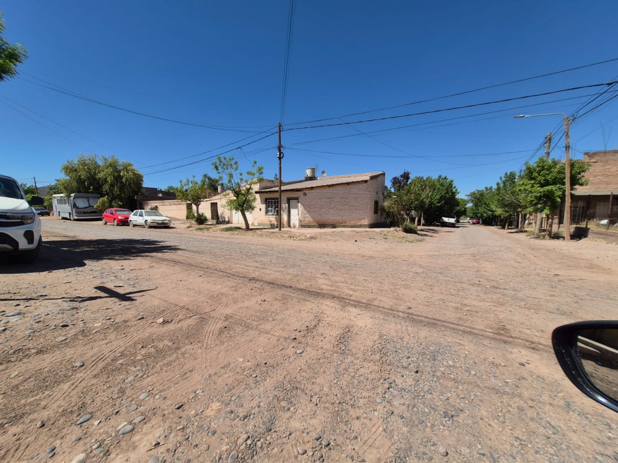 Casa en AÑELO en excelente terreno en esquina.