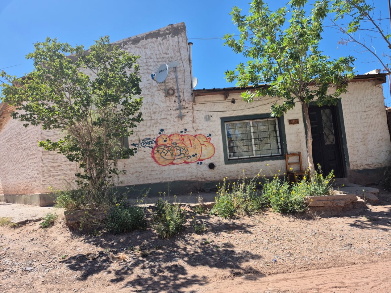 Casa en AÑELO en excelente terreno en esquina.