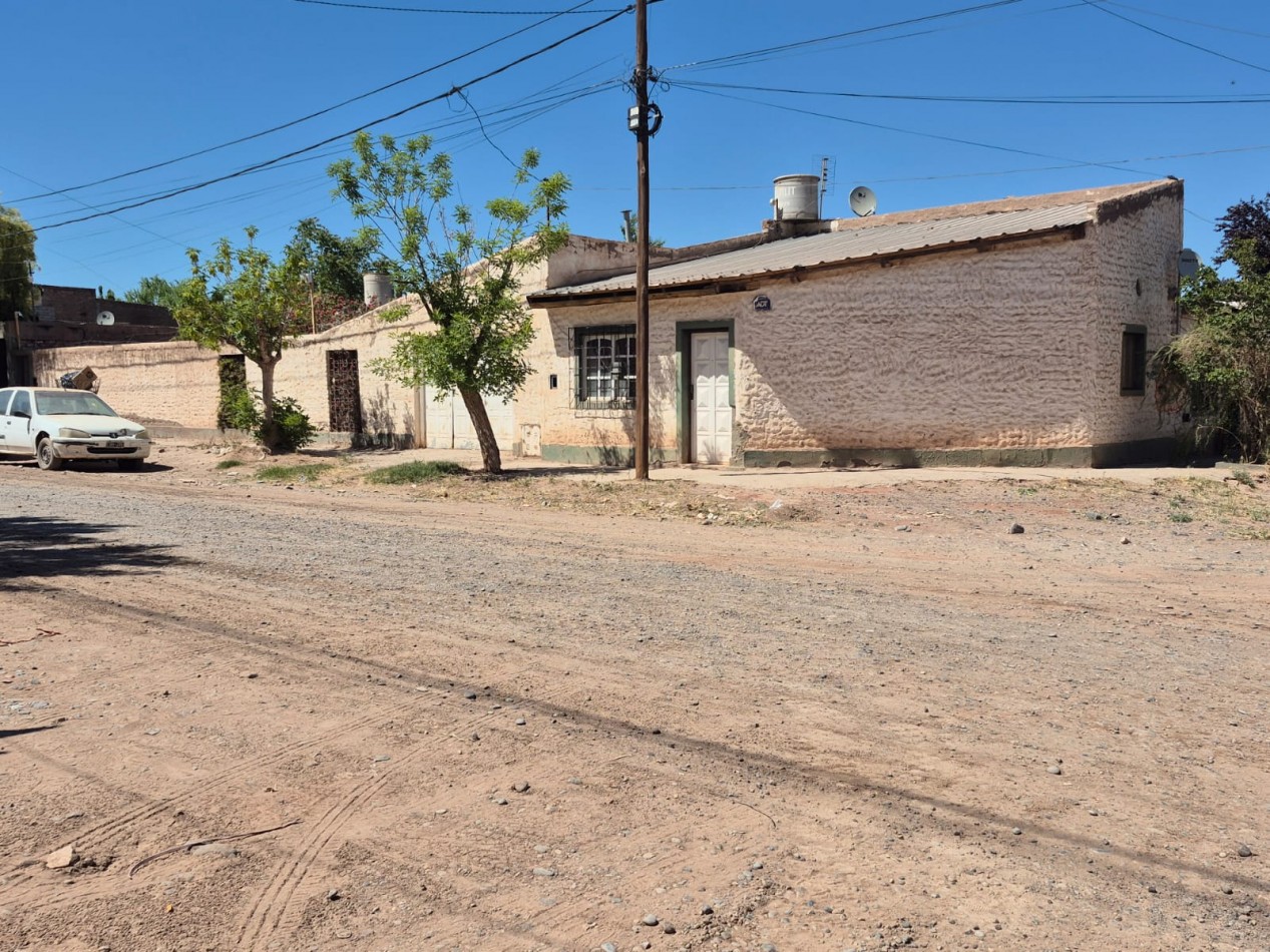 Casa en AÑELO en excelente terreno en esquina.