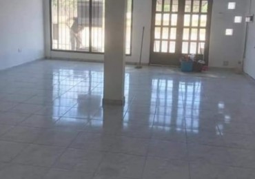 ///ALQUILER COMERCIAL EN PLOTTIER- EXCELENTE ZONA COMERCIAL. Medidor de LUz y Gas. Impuestos de EPAS para L.Comecial al dia. 